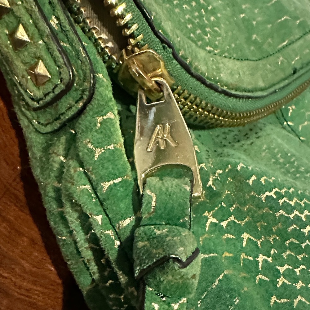 Aimee Kestenberg Green Gold Snakeskin Textured Leather Shoulder Bag Zippers EUC - Picture 5 of 13